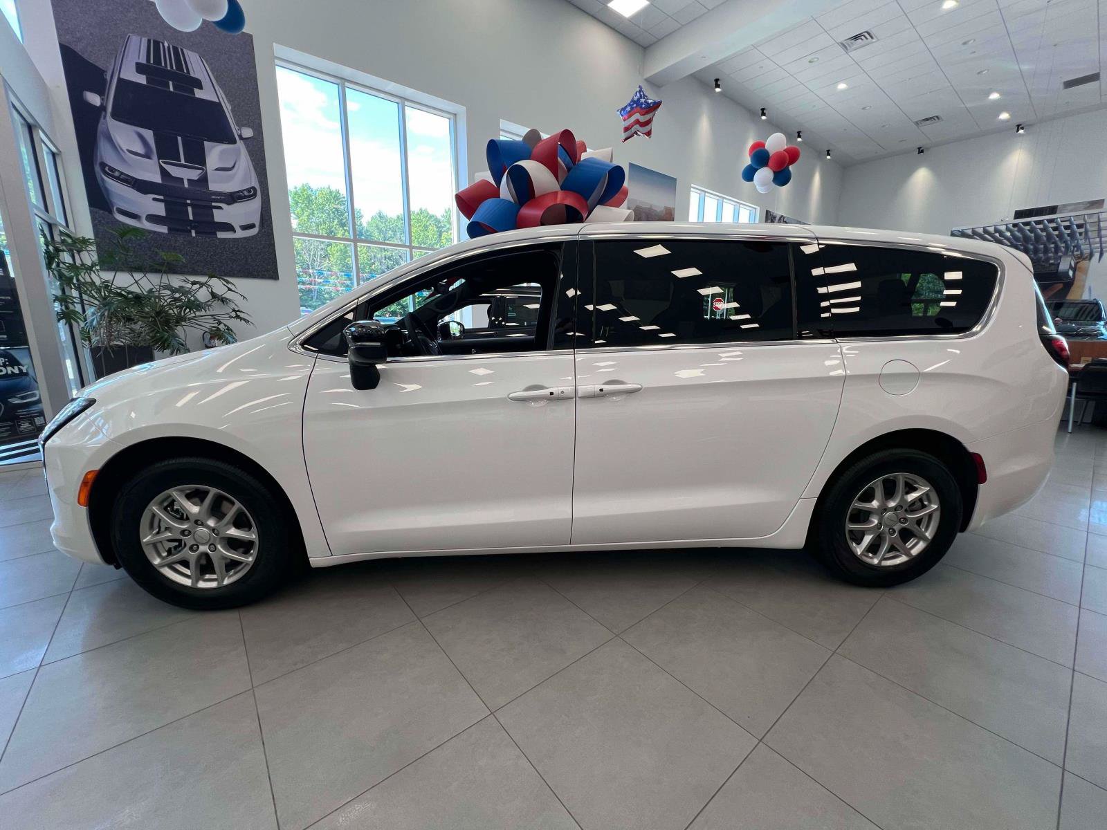 New 2027 Chrysler Pacifica Select FWD image 5