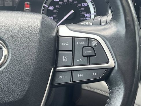 Used 2022 Toyota Highlander XLE AWD/4WD image 30