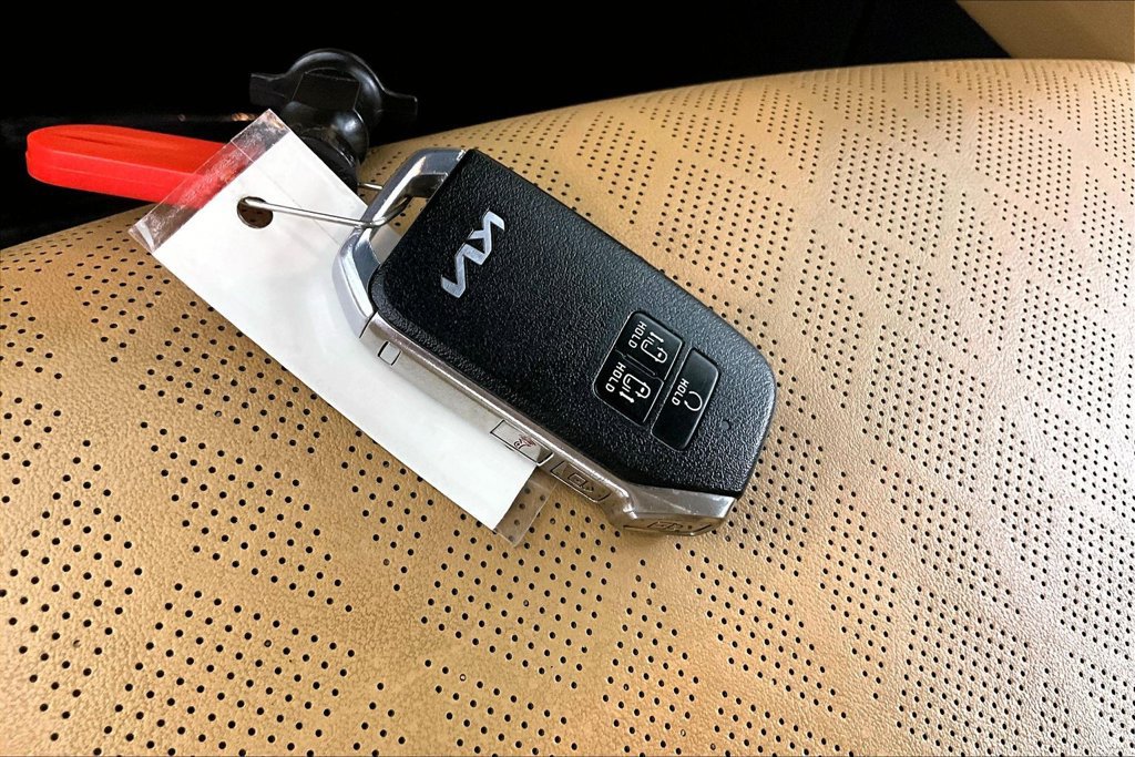 Used 2023 Kia Carnival LX FWD image 10