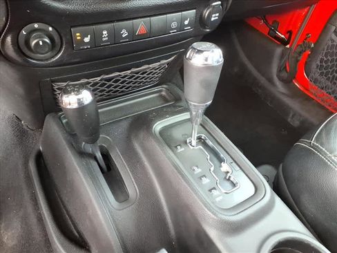 Used 2015 Jeep Wrangler Unlimited Sahara w/ Connectivity Group image 17