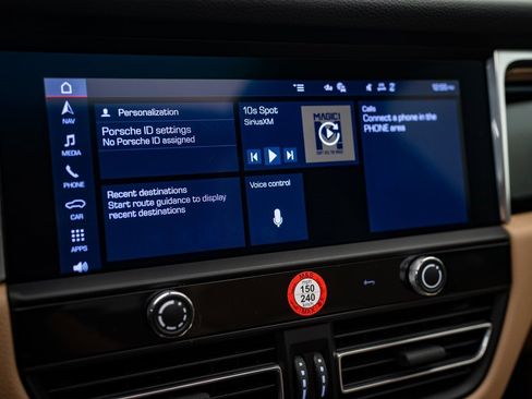 Certified 2024 Porsche Macan image 28