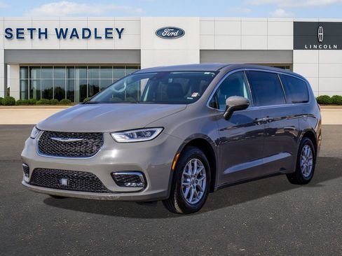 Used 2023 Chrysler Pacifica Touring-L image 3