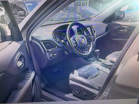 Used 2019 Jeep Cherokee Trailhawk w/ Cold Weather Group AWD/4WD image 7