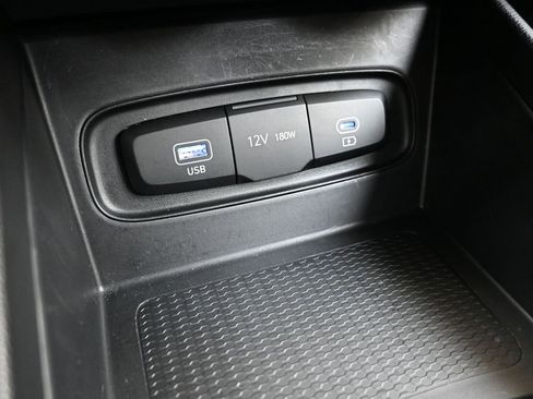 Certified 2023 Hyundai Venue SE image 32