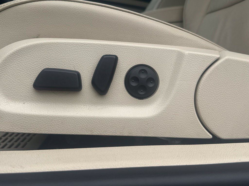 Used 2015 Volkswagen Eos Executive FWD image 12