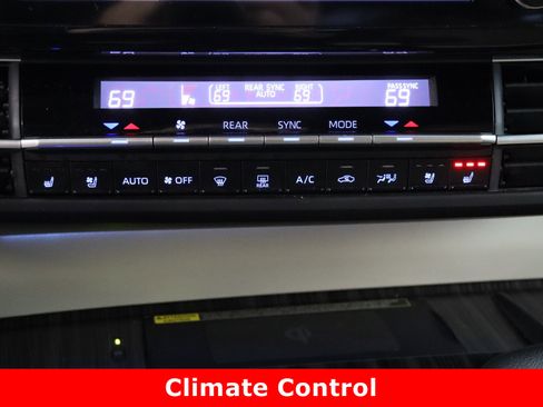 Used 2023 Toyota Sienna Limited image 20