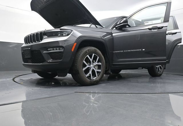 Used 2024 Jeep Grand Cherokee Limited AWD/4WD image 33