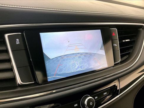 Used 2018 Buick Enclave Essence image 26