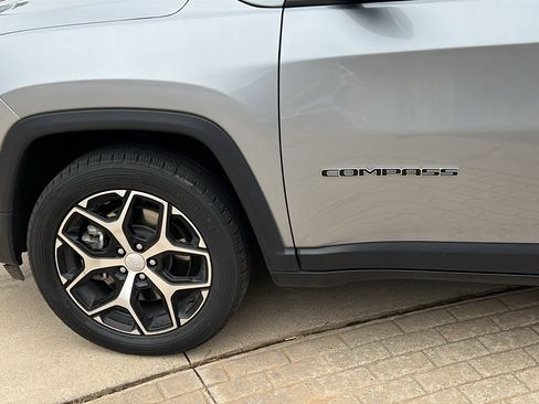 Used 2024 Jeep Compass Latitude image 12