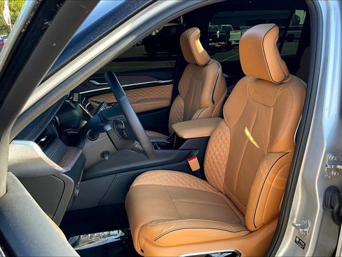 Certified 2023 Jeep Grand Cherokee L Summit w/ Luxury Tech Group V image 25