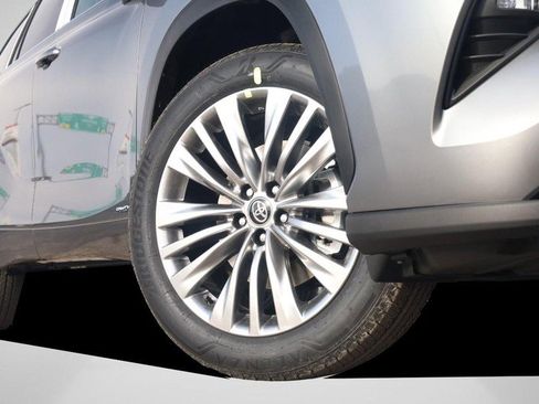 New 2026 Toyota Highlander Platinum image 3