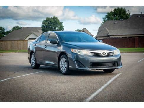 Used 2013 Toyota Camry FWD image 3