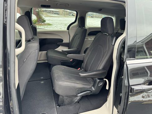 Used 2018 Chrysler Pacifica LX image 20