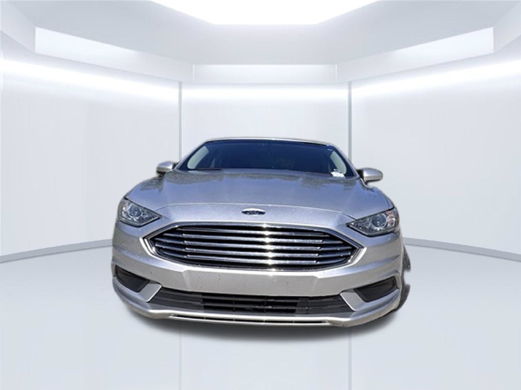 Used 2018 Ford Fusion SE w/ Fusion SE Technology Package FWD image 2