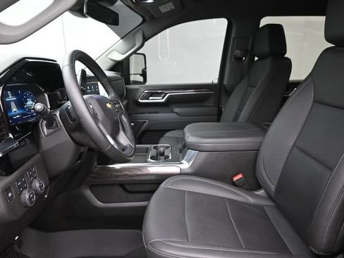 Used 2025 Chevrolet Silverado 2500 LTZ w/ LTZ Convenience Package AWD/4WD image 16