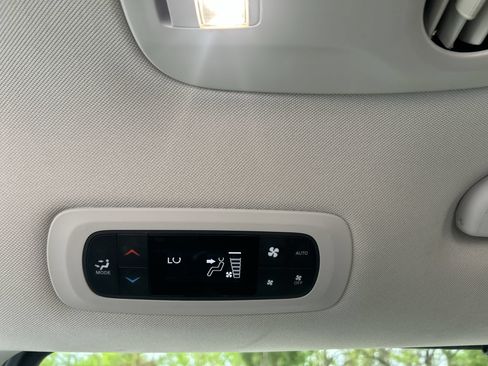 Used 2023 Chrysler Pacifica Touring-L FWD image 22
