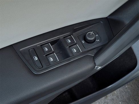 Used 2020 Volkswagen Tiguan SE R-Line image 11