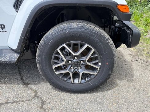 New 2026 Jeep Wrangler Unlimited Sahara AWD/4WD image 30