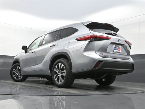 Used 2022 Toyota Highlander XLE image 31