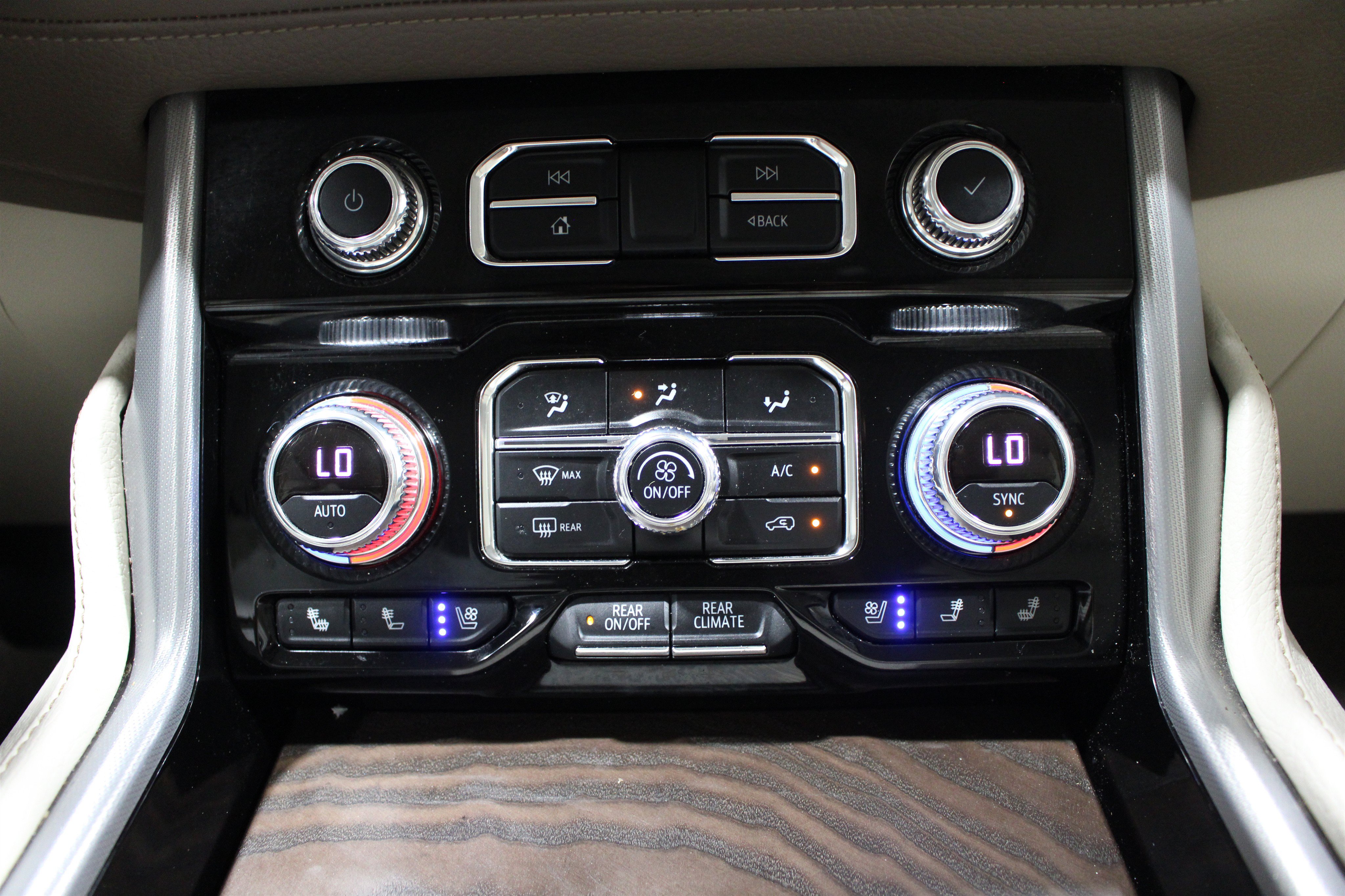 Used 2021 GMC Yukon Denali w/ Advanced Technology Package AWD/4WD image 18