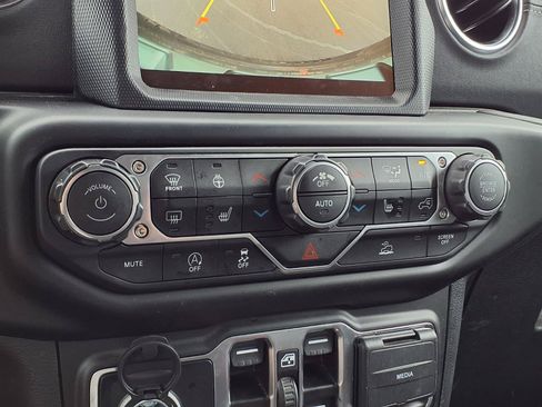 Used 2022 Jeep Wrangler Unlimited Sahara w/ LED Lighting Group AWD/4WD image 13