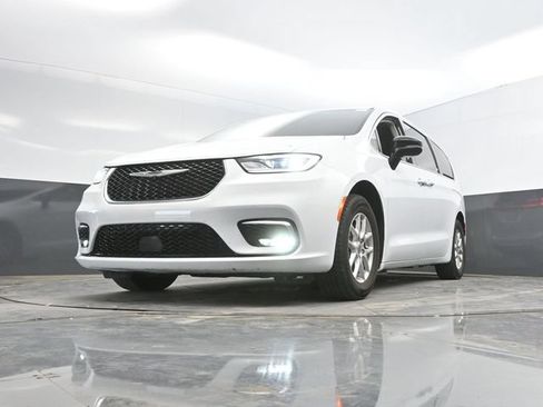 Used 2024 Chrysler Pacifica Touring-L FWD image 47