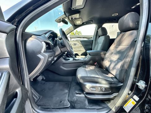 Used 2022 Chevrolet Traverse LT image 2