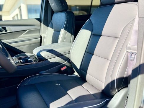 Used 2025 Buick Enclave Sport Touring image 12