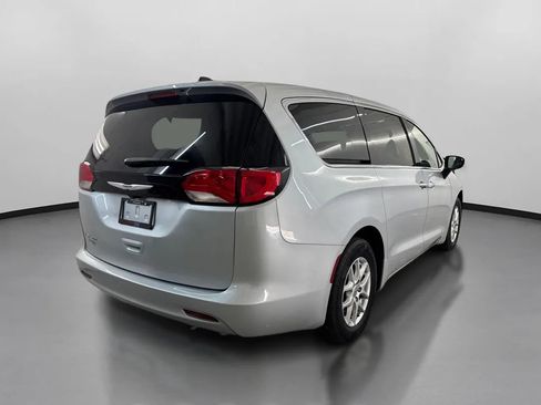 Used 2023 Chrysler Voyager LX FWD image 10