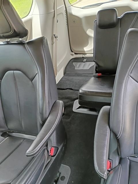Used 2024 Chrysler Pacifica Limited FWD image 32