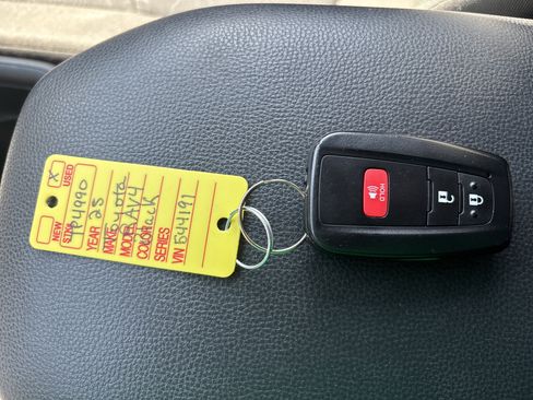 Used 2025 Toyota RAV4 XLE AWD/4WD image 28