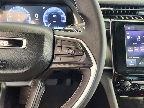 Used 2025 Jeep Grand Cherokee Laredo X image 30