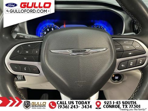 Used 2023 Chrysler Pacifica Touring-L FWD image 23
