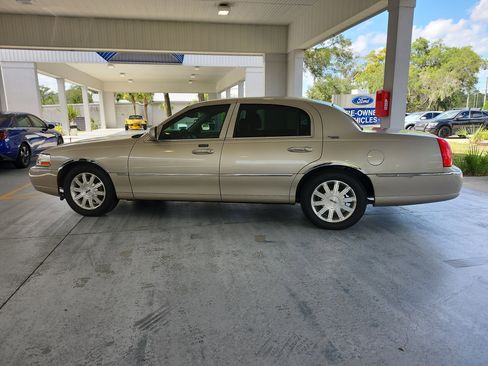 Used 2009 Lincoln Town Car Signature Limited RWD image 2