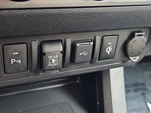 Used 2020 Toyota Tacoma TRD Off-Road w/ Technology Package AWD/4WD image 17