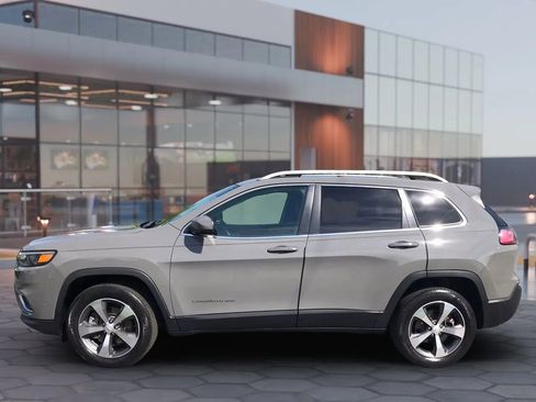 Used 2019 Jeep Cherokee Limited w/ Technology Group AWD/4WD image 4