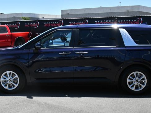 Used 2024 Kia Carnival LX FWD image 4