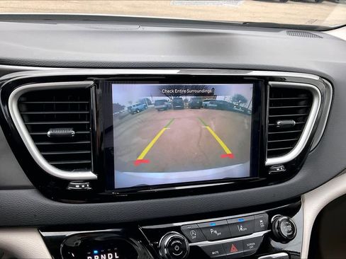 Used 2024 Chrysler Pacifica Touring-L image 27