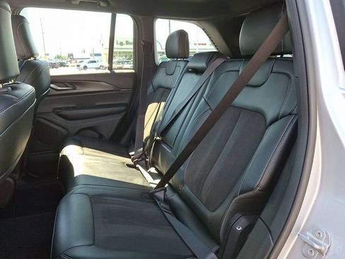 Used 2025 Jeep Grand Cherokee Altitude AWD/4WD image 10