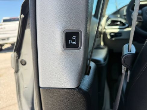 Used 2023 Chrysler Pacifica Touring-L FWD image 16