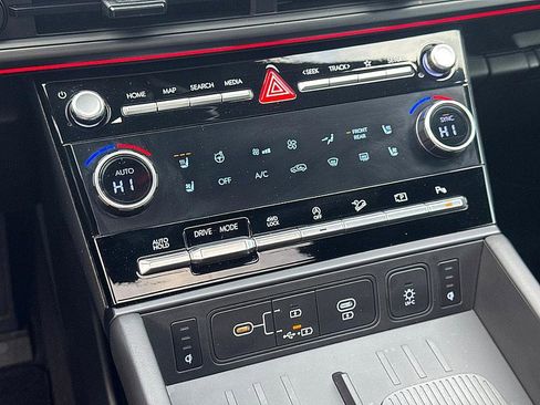 Used 2025 Hyundai Santa Fe Calligraphy image 18