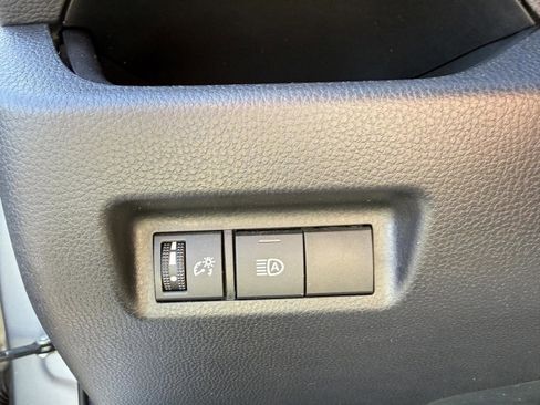 Used 2021 Toyota RAV4 LE AWD/4WD image 19