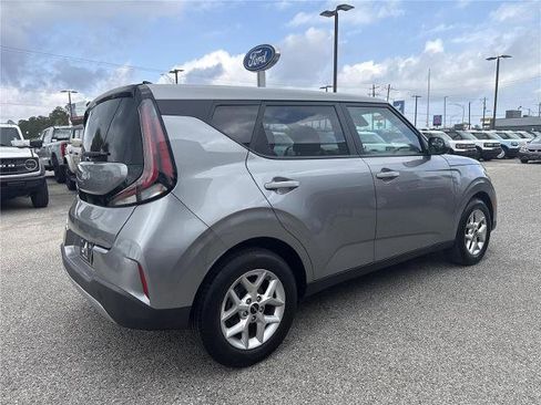 Used 2024 Kia Soul LX w/ Option Group 015 FWD image 3