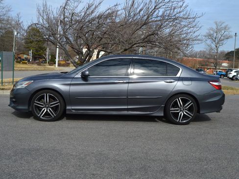 Used 2017 Honda Accord Touring image 5