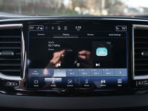 Used 2024 Chrysler Pacifica Touring-L image 15