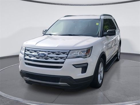 Used 2019 Ford Explorer XLT image 2