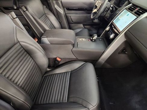 Used 2025 Land Rover Discovery S image 3