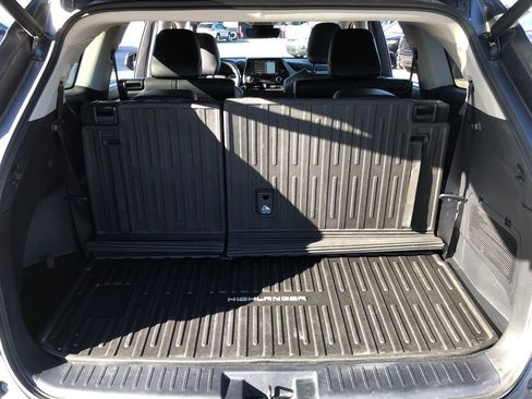 Used 2021 Toyota Highlander XLE AWD/4WD image 23