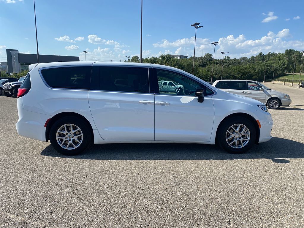 Used 2024 Chrysler Pacifica Touring-L FWD image 7