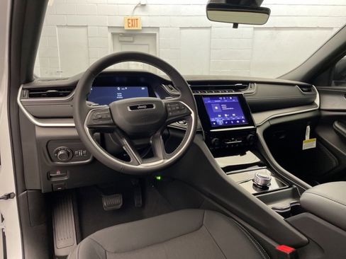 New 2025 Jeep Grand Cherokee Laredo image 9